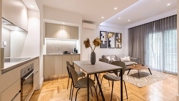 A modern apartment with a kitchen, dining area, and living room. - Phaedrus Living: Executive Flat Kolonaki (Athina)
