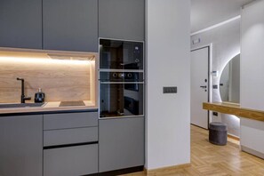 Kühlschrank, Mikrowelle, Ofen, Herdplatte