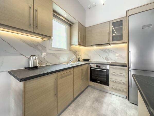 冷蔵庫、電子レンジ、オーブン、コンロ