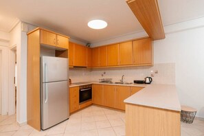 Kjøleskap, ovn, kokeplater og oppvaskmaskin