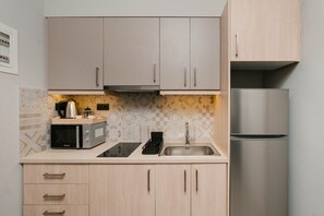 Fridge, microwave, stovetop, coffee/tea maker - Phaedrus Living: Zenonos Central Studio (Athina)