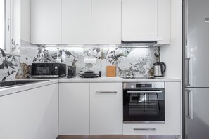 Kjøleskap, mikrobølgeovn, ovn og kokeplater