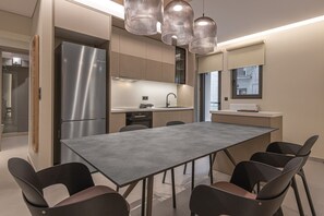 Réfrigérateur, four, plaque de cuisson, lave-vaisselle