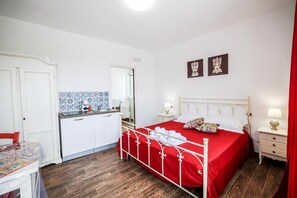 1 bedroom, iron/ironing board, WiFi, bed sheets - Red Coral  (partinico)