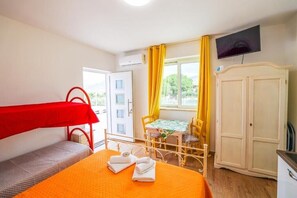 1 habitación, tabla de planchar con plancha, wifi y ropa de cama 