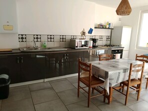 Kühlschrank, Ofen, Herdplatte, Wasserkocher