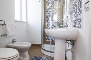 Shower, free toiletries, hair dryer, bathrobes - Ca' del Re Holiday - Sun, Coral and Marine apartments (partinico)