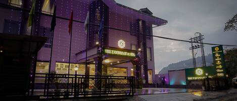 Fassade der Unterkunft – Abend/Nacht