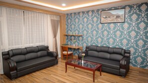 40-inch flat-screen TV with satellite channels - The Z Retreat and Spa (Gangtok)
