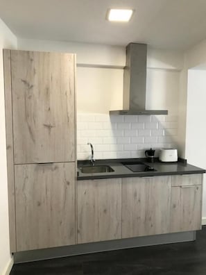 Mini-Kühlschrank, Mikrowelle, Herdplatte, Toaster