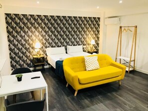 32-inch Smart TV with digital channels - Apartamentos Arriba by gaiarooms (Salamanca)