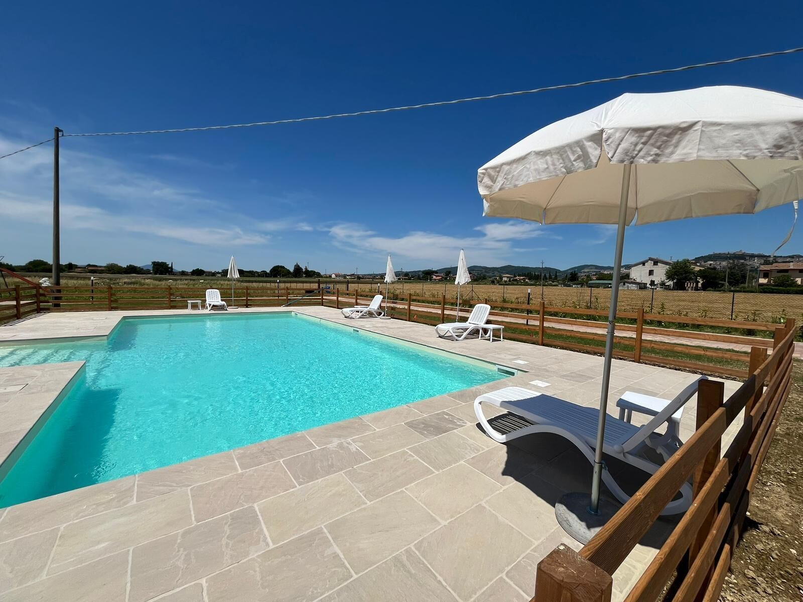 Piscina stagionale all'aperto, ombrelloni da piscina, lettini