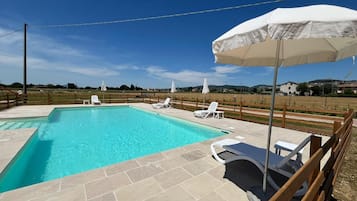 Piscina stagionale all'aperto, ombrelloni da piscina, lettini