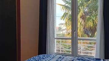 3 slaapkamers, een strijkplank/strijkijzer, gratis wifi, beddengoed