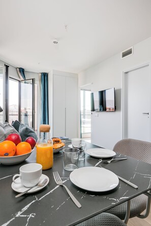 Suite Deluxe | Cuina privada | Frigorífic, microones, placa de cuina i rentaplats