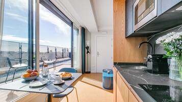 Deluxe Studio | Private kitchen | Fridge, microwave, stovetop, dishwasher