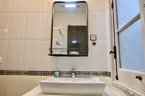 Douche, sĂšche-cheveux