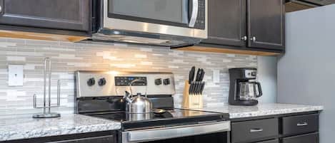 冷蔵庫、電子レンジ、オーブン、コンロ