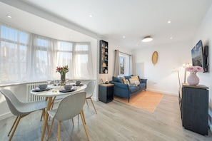 Dining - Newly Refurbished 2 Bed Flat  Close to Mill Hill Broadway and Train  (London)