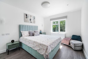 2 bedrooms, soundproofing, iron/ironing board, free WiFi - Newly Refurbished 2 Bed Flat  Close to Mill Hill Broadway and Train  (London)