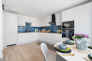 Fridge, microwave, oven, stovetop - Newly Refurbished 2 Bed Flat  Close to Mill Hill Broadway and Train  (London)