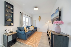 Smart TV - Newly Refurbished 2 Bed Flat  Close to Mill Hill Broadway and Train  (London)
