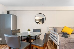 Dining - Seattle's Gem: Elegant 1BR in Belltown - Sleeps 4 (Seattle)