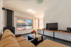 55-Zoll-Smart-TV mit Digitalempfang, Kamin