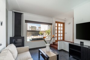 55-inch Smart TV with digital channels, fireplace - Camelot Holiday Homes by LIVVO (Yaiza)