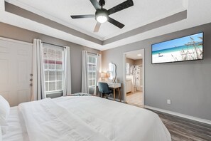 4 habitaciones, escritorio y tabla de planchar con plancha 