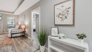 4 habitaciones, escritorio y tabla de planchar con plancha