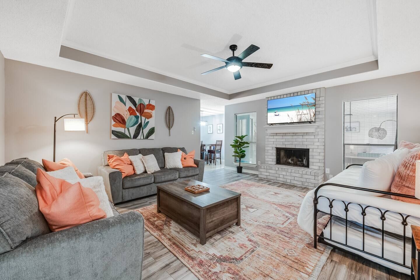 Smart TV, chimenea y oficina 