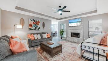 Smart TV, chimenea y oficina