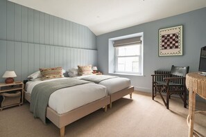 3 bedrooms, iron/ironing board, travel crib, WiFi - Bryony Cottage: Close to Station (Windermere)