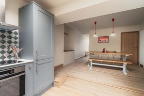 Een koelkast, een microgolfoven, een oven, een kookplaat