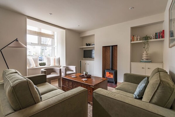 TV, fireplace - Bryony Cottage: Close to Station (Windermere)