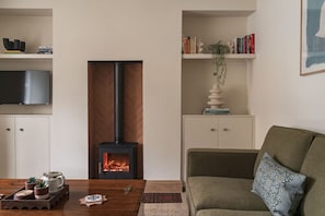 TV, fireplace - Bryony Cottage: Close to Station (Windermere)