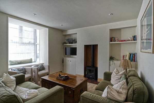 Bryony - Lounge b