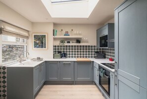 Fridge, microwave, oven, stovetop - Bryony Cottage: Close to Station (Windermere)