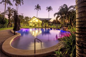 Piscine extérieure, parasols de plage