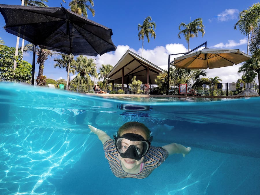 Alberca al aire libre y sombrillas en la alberca