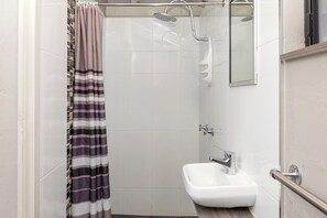 Superior 1 Bedroom Cabin | Salle de bain | Douche, articles de toilette gratuits, serviettes fournies