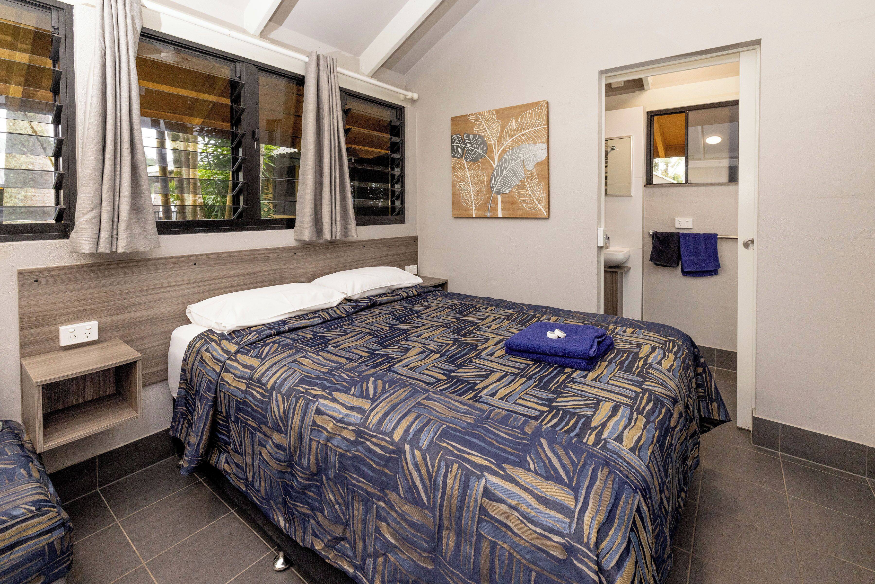 Superior Poolside Studio | WiFi (無料)、ベッドシーツ