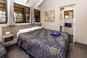 Superior Poolside Studio | Free WiFi, bed sheets