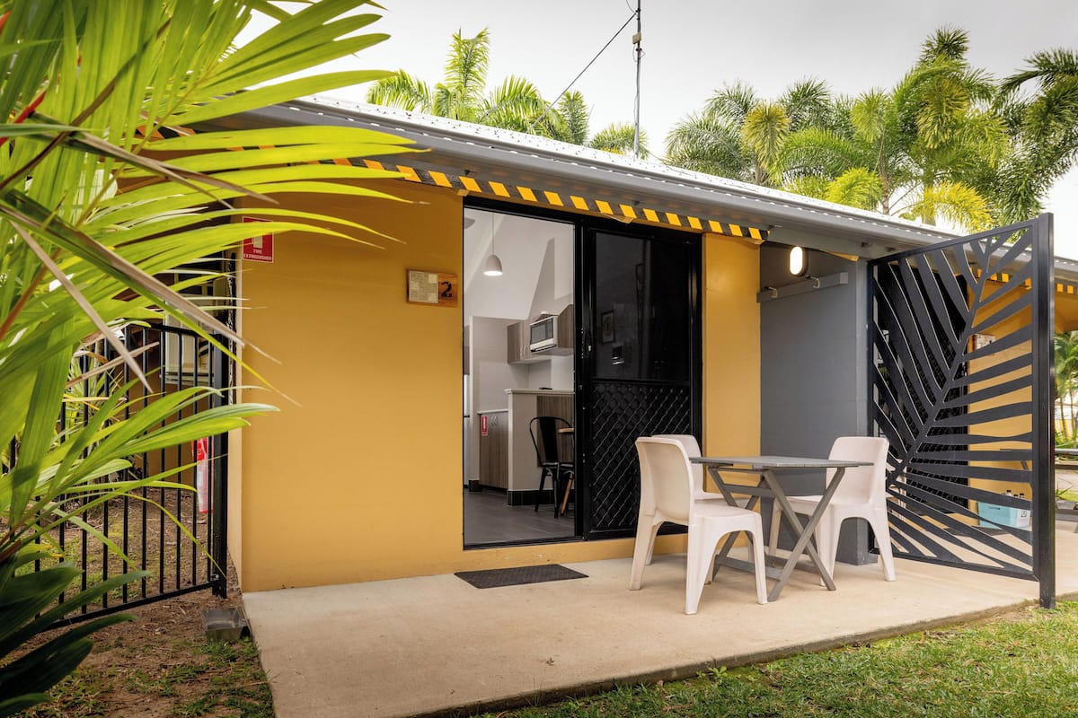 Superior Poolside Studio | Terrace/patio