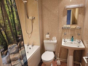 Business-Doppel- oder -Zweibettzimmer | Badezimmer | Duschwanne, Regendusche, kostenlose Toilettenartikel, Haartrockner