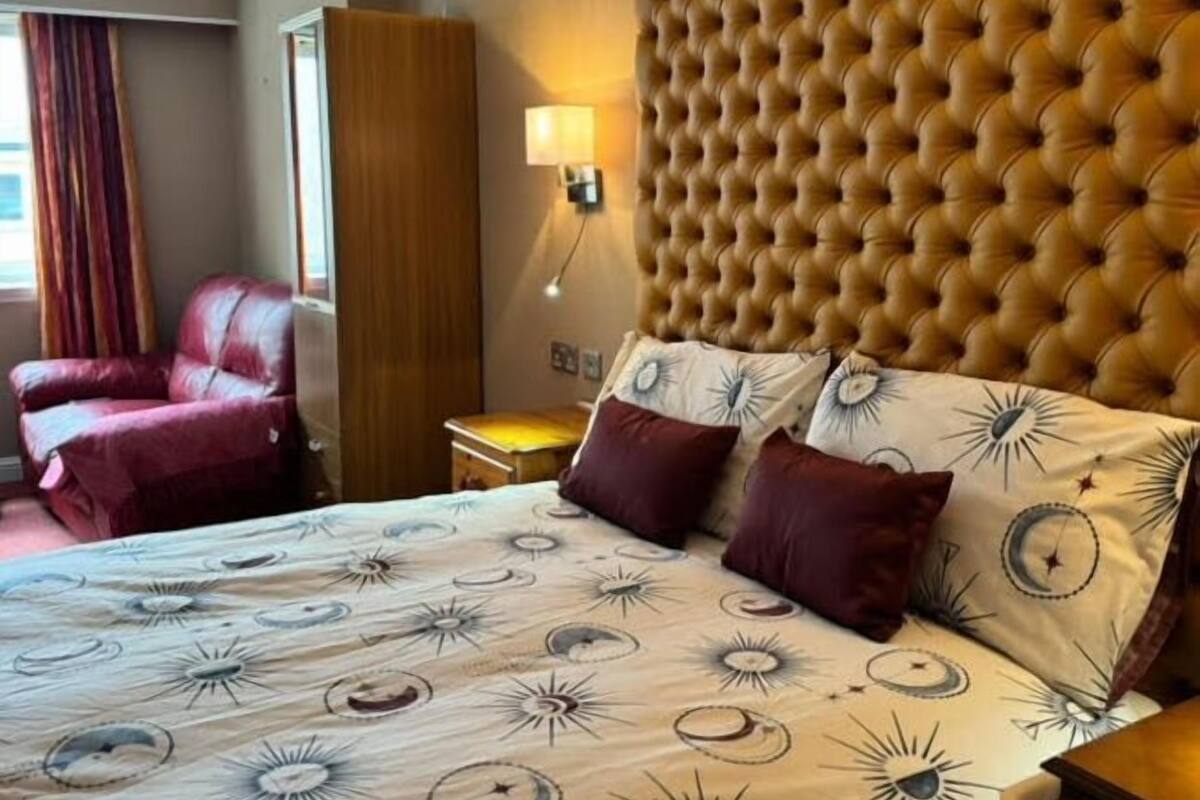 Club Double Room | Desk, laptop workspace, iron/ironing board (on request), WiFi (free)