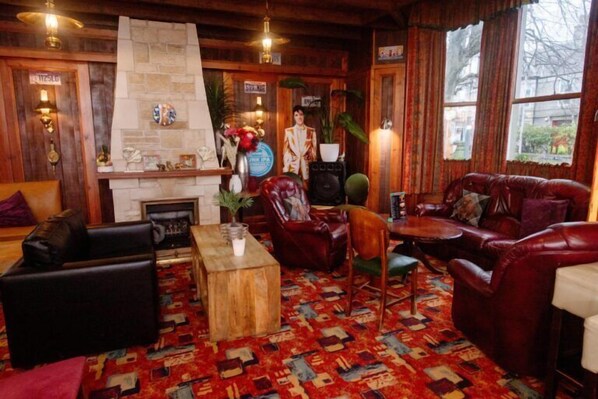 Bar de cocktails, con vista al jardín, abre todos los días