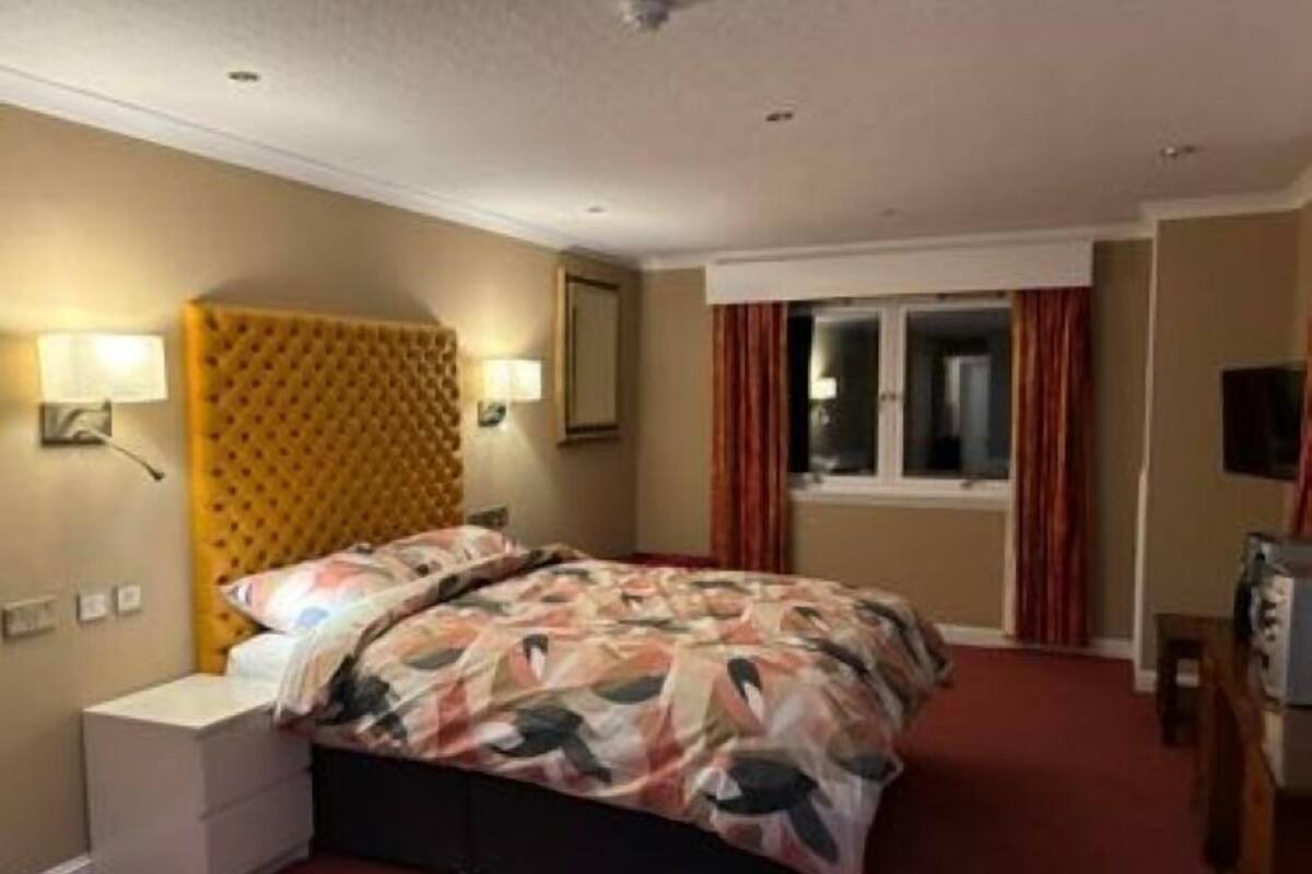Classic Double or Twin Room | Desk, laptop workspace, iron/ironing board (on request), WiFi (free)