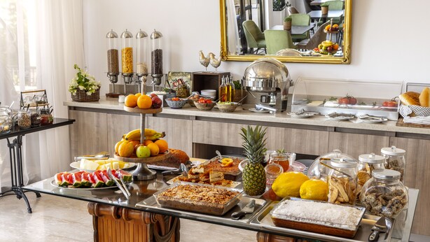 Ein reichhaltiges Buffet mit verschiedenen Speisen und Beilagen.
